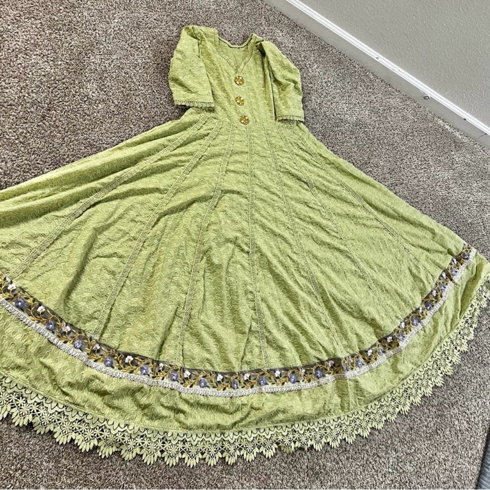 Elegant Green Maxi Dress with Embroidered